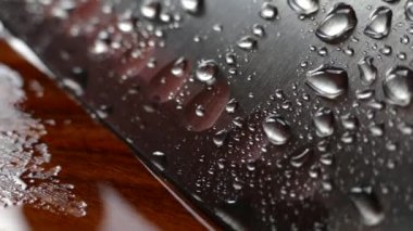 Şefin bıçak yakın çekim. Bıçak dövme. bıçak bıçak. Damla su akışı bir bıçak bıçak aşağı. Sebze kesme. Öğle yemeği yemek. Yansıma soğuk silahlar.