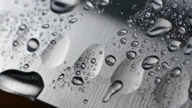 Şefin bıçak yakın çekim. Bıçak dövme. bıçak bıçak. Damla su akışı bir bıçak bıçak aşağı. Sebze kesme. Öğle yemeği yemek. Yansıma soğuk silahlar.