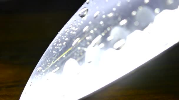 厨师的刀特写镜头 三岛刀 水滴从刀刃上流下来 切蔬菜 煮午餐 冷武器的反射 — 图库视频影像
