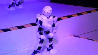 Modern robotlar dans ediyor. Teknoloji konsepti 