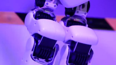Modern robotlar dans ediyor. Teknoloji konsepti 