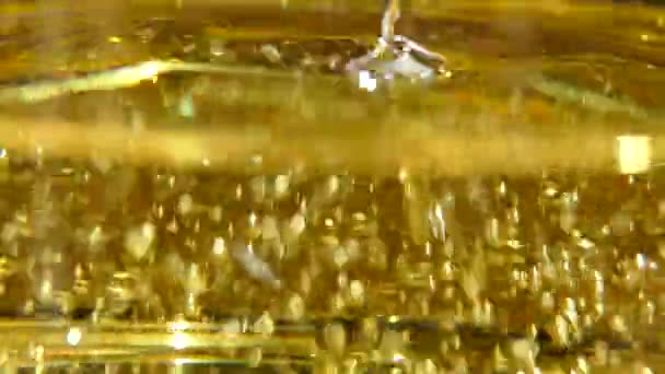 Textur Med Gyllene Bubblor Flytande Gul Bakgrund Solrosolja — Stockvideo