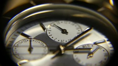 Saatler kapanacak. İkinci el saat üzerinde hareket eder. Zaman azalıyor