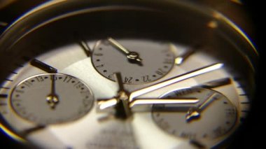 Saatler kapanacak. İkinci el saat üzerinde hareket eder. Zaman azalıyor