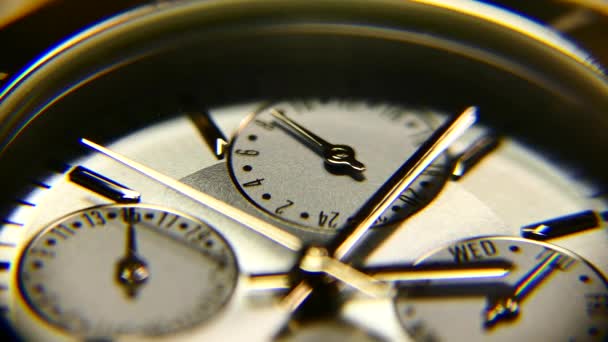 Los relojes cierran. La segunda mano se mueve en el reloj. El tiempo se acaba — Vídeos de Stock