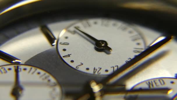 Uhren schließen sich. bewegt sich der Sekundenzeiger auf der Uhr. Die Zeit wird knapp — Stockvideo