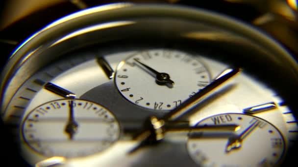 Horloges fermées. La seconde main se déplace sur l'horloge. Le temps presse. 