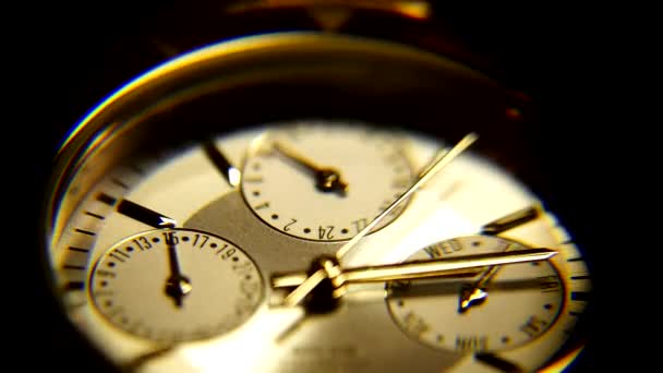 Horloges fermées. La seconde main se déplace sur l'horloge. Le temps presse. — Video
