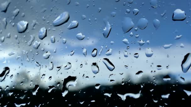 Des gouttes de pluie coulent par la fenêtre. Mauvais temps devant la fenêtre . — Video