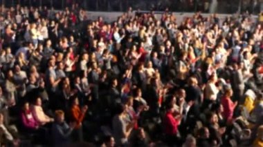Konserde bulanık insanlar el çırpıyordu.