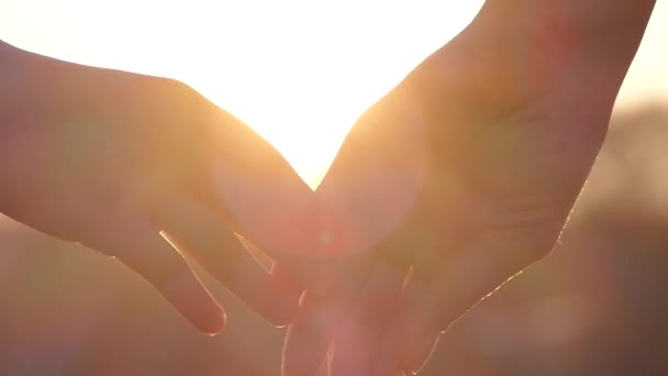 Zamknijcie Ręce Matki Dziecka Trzymaj Się Ręce Zachodzie Słońca Pomóżcie — Wideo stockowe