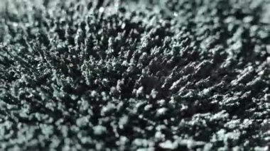 Manyetik alan demir talaşlarını ve tozu etkiler. Mıknatıs ve elektrik. Gri arkaplanda soyutlama ve doku.