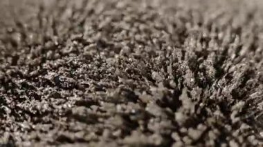 Manyetik alan demir talaşlarını ve tozu etkiler. Mıknatıs ve elektrik. Gri arkaplanda soyutlama ve doku.