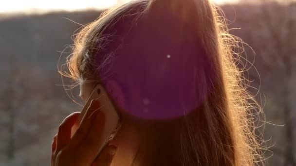 Gadis Muda Berbicara Telepon Saat Matahari Terbenam Seorang Gadis Memegang — Stok Video