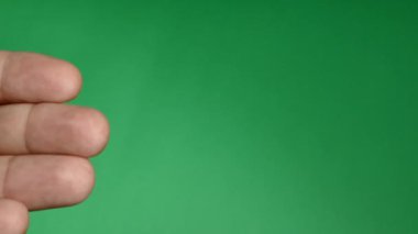 Elindeki kapsüllerde Omega 3 vitamini var. Balık yağı al. El vitamini al. Sağlıklı bir yaşam tarzı. Sağlıklı kalp ve kan damarları.