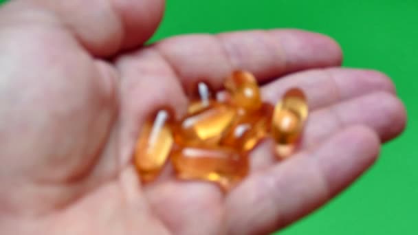 Vitaminer Omega Kapslar Handen Fiskolja Hand Vitaminer Hälsosam Livsstil Hälsa — Stockvideo