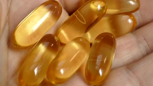 Vitamine Omega Capsule Sulla Mano Prendi Olio Pesce Prendere Vitamine — Video Stock