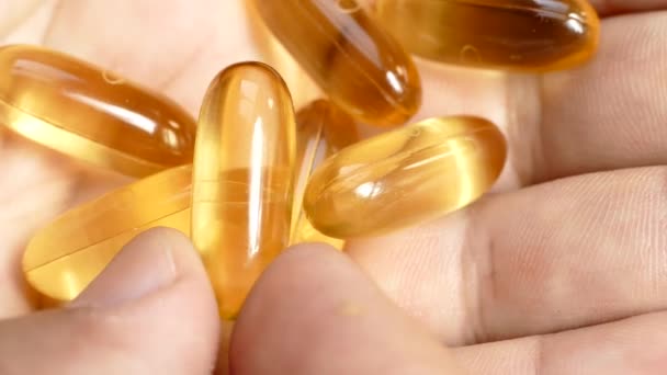 Vitaminen Omega Capsules Aan Hand Neem Visolie Neem Handvitaminen Een — Stockvideo