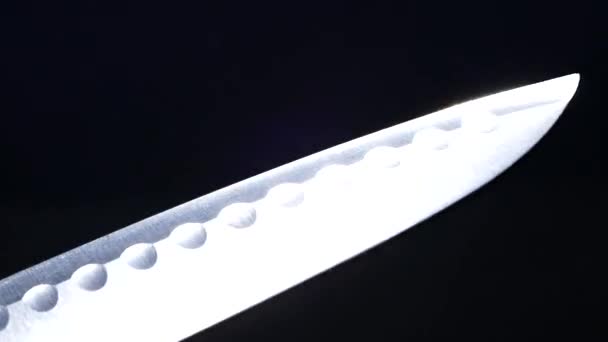 Le reflet du couteau à lame Santoku. Acier froid dans la cuisine . — Video