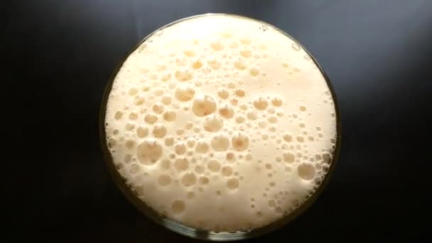 Bier Wird Ein Glas Gegossen Alkoholarmer Drink Mit Schaum Frisches — Stockvideo