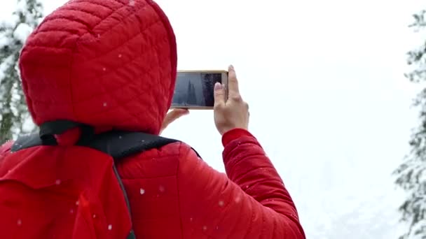 Una Ragazza Fotografa Fiume Montagna Inverno Bellissimo Paesaggio Invernale Montagna — Video Stock