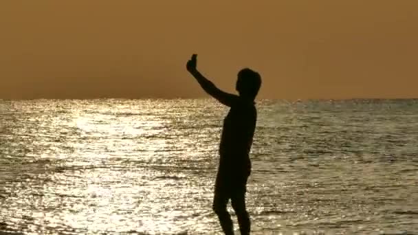 Het Meisje Wordt Gefotografeerd Tegen Achtergrond Van Zee Dageraad Selfie — Stockvideo