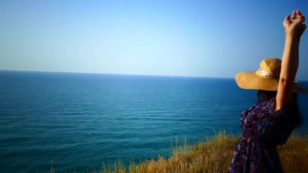 Das Mädchen Blickt Morgens Auf Die Schöne Landschaft Stellen Sie — Stockvideo