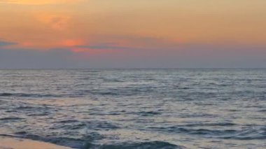 Güzel şafak. Deniz ufkunda gün doğumu. Okyanusta bir sabah. Yeni bir güne başla.