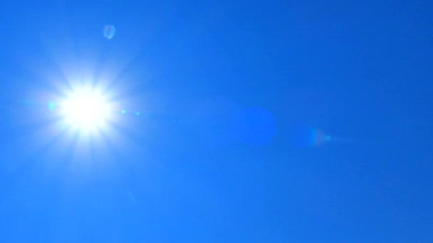 Lumineux Soleil Brûlant Contre Ciel Bleu Une Journée Chaude Ensoleillée — Video