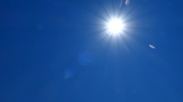 灿烂灼热的太阳映衬着蓝天 阳光灿烂的一天 太阳在它的最高峰 — 图库视频影像