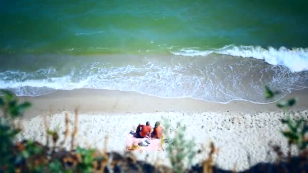 一起坐在海滩上 看着海浪 在沙滩上放松一下 — 图库视频影像