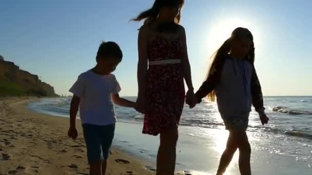 Мама Детьми Гуляет Играет Песчаном Пляже Моря Счастливая Семья Отпуске — стоковое видео