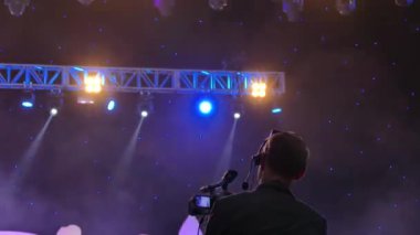Video operatörü. Sahnedeki performansın videosu. Videoyu büyük ekrana yayın. Canlı yayında.