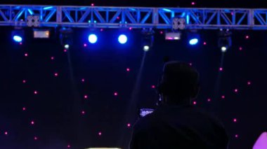 Video operatörü. Sahnedeki performansın videosu. Videoyu büyük ekrana yayın. Canlı yayında.