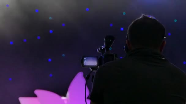 Man Video Operator Videographie Der Aufführung Auf Der Bühne Übertragen — Stockvideo