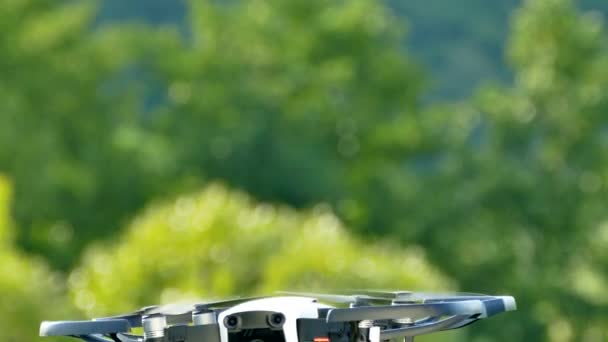 Quadrocopter Lucht Kijkend Drone Vliegt Natuur Een Groene Achtergrond Filmen — Stockvideo