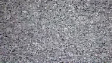 Video hatası. Analog televizyonun soyut sesi. Dijital arıza. Görüntü sinyalinde piksel gürültüsü ve gürültü var. Siyah beyaz rüya arka planı. Retro tv.