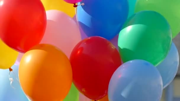 Γιορτή γενεθλίων. Τα μπαλόνια είναι πολύχρωμα. Ένα όμορφο μάτσο μπάλες διογκωμένες με τζελ. — Αρχείο Βίντεο