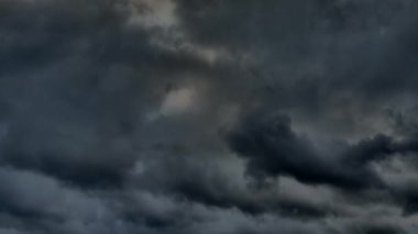Kasırga yaklaşıyor. Kara bulutlar gökyüzünde hızlı uçar. Kötü hava. Kasırga ve yağmur.