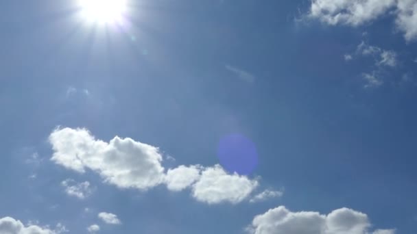 Ήλιος Και Άσπρα Σύννεφα Ενάντια Στον Γαλάζιο Ουρανό Ωραίος Καιρός — Αρχείο Βίντεο