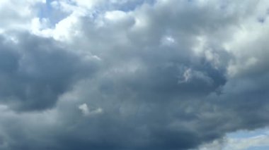 Hava durumu iyileå tirme. Gri bulutlar mavi gökyüzünü terk. Geçen bir fırtına ve kasırga. Bulutlar gökyüzünde hızlı uçar.