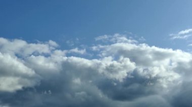 Gri bulutlar mavi gökyüzünü kapatır. Bir fırtına geliyor ve kasırga. Bulutlar gökyüzünde hızlı uçar.