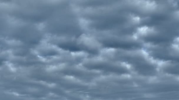 灰色の雲が青空を閉じる。嵐が来て、ハリケーン。雲が空を速く飛ぶ. — ストック動画