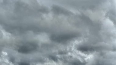 Kasırga yaklaşıyor. Siyah ve gri bulutlar gökyüzünde hızla uçar. Fırtınanın ve fırtınanın başlangıcı.