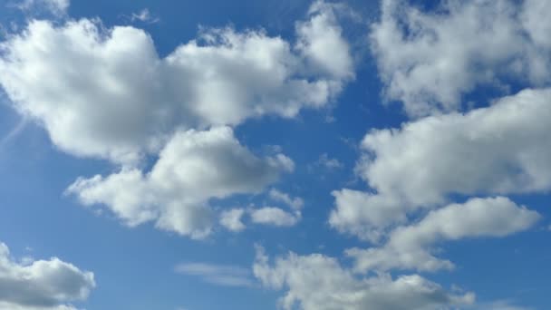 Nubes Blancas Vuelan Contra Cielo Azul Tiempo Verano — Vídeo de stock