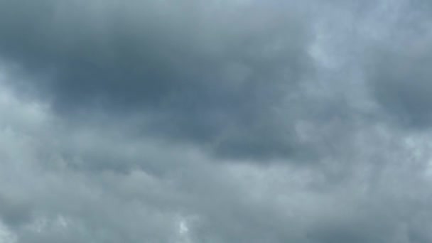 L'ouragan approche. Des nuages noirs et gris volent rapidement à travers le ciel. Le début d'une tempête et d'un orage .