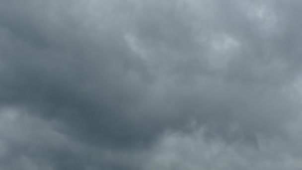 L'ouragan approche. Des nuages noirs et gris volent rapidement à travers le ciel. Le début d'une tempête et d'un orage .