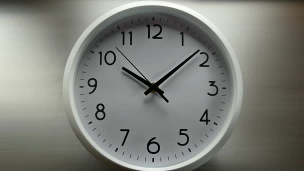 クローズアップを見る 時間は速く走っている 時間と秒針について 黒い背景の壁時計 — ストック動画