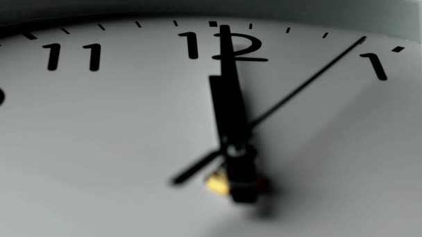 Gros Plan Horloge Sur Fond Blanc — Video