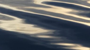 Dalganın dokusu. Mavi su yüzeyi. Sıvı doku ve arkaplan